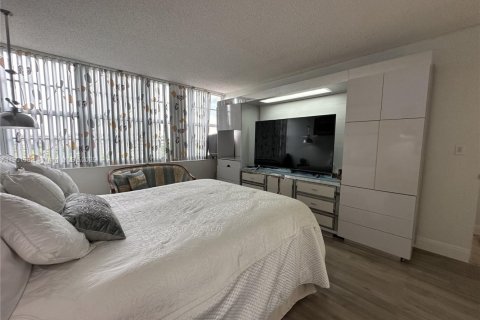 Condo in Pembroke Pines, Florida, 2 bedrooms  № 1953376 - photo 19