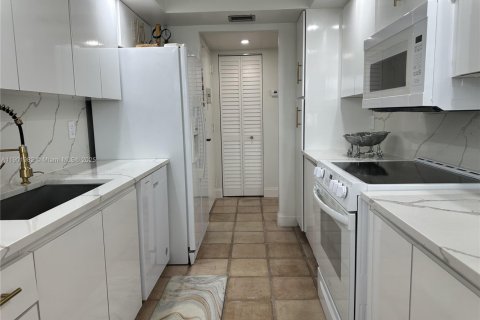 Condo in Pembroke Pines, Florida, 2 bedrooms  № 1953376 - photo 7