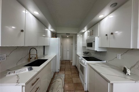 Condo in Pembroke Pines, Florida, 2 bedrooms  № 1953376 - photo 5