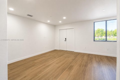 Villa ou maison à louer à Miami, Floride: 3 chambres, 133.41 m2 № 2343581 - photo 7