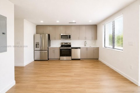 Villa ou maison à louer à Miami, Floride: 3 chambres, 133.41 m2 № 2343581 - photo 4