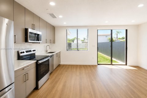 Villa ou maison à louer à Miami, Floride: 3 chambres, 133.41 m2 № 2343581 - photo 3