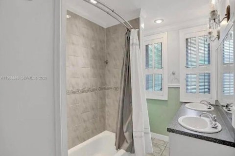 Casa en venta en Coral Gables, Florida, 6 dormitorios, 275.46 m2 № 2027324 - foto 13