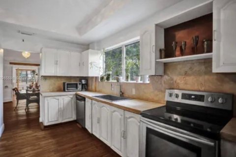 Casa en venta en Coral Gables, Florida, 6 dormitorios, 275.46 m2 № 2027324 - foto 10