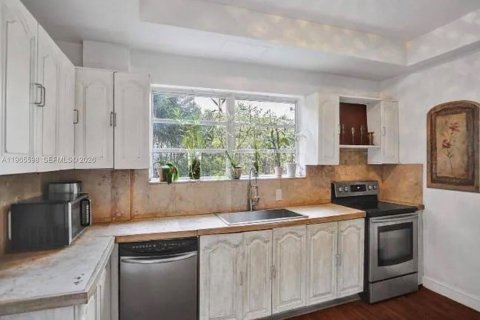 Casa en venta en Coral Gables, Florida, 6 dormitorios, 275.46 m2 № 2027324 - foto 2