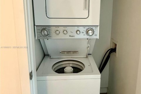 Condominio en alquiler en Miami, Florida, 2 dormitorios, 98.01 m2 № 2055325 - foto 12