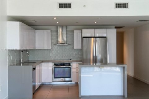 Condominio en alquiler en Miami, Florida, 2 dormitorios, 98.01 m2 № 2055325 - foto 13