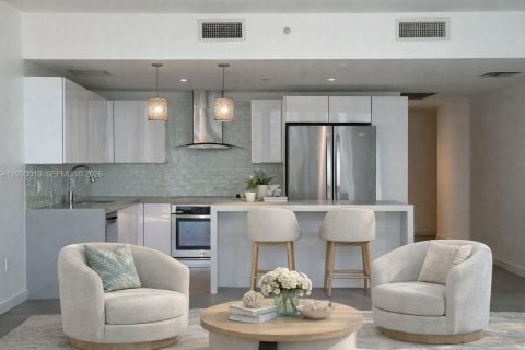 Condominio en alquiler en Miami, Florida, 2 dormitorios, 98.01 m2 № 2055325 - foto 2