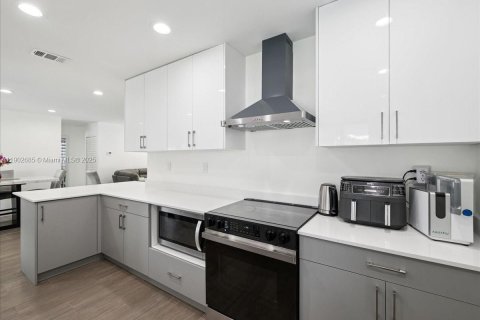 House in Cutler Bay, Florida 4 bedrooms, 149.76 sq.m. № 1954457 - photo 11