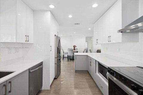 House in Cutler Bay, Florida 4 bedrooms, 149.76 sq.m. № 1954457 - photo 12