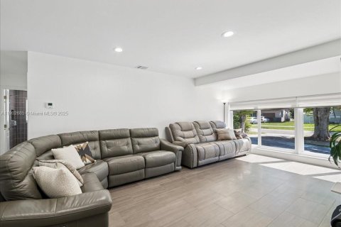 House in Cutler Bay, Florida 4 bedrooms, 149.76 sq.m. № 1954457 - photo 5