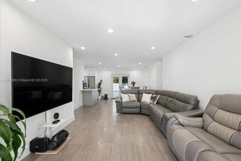 House in Cutler Bay, Florida 4 bedrooms, 149.76 sq.m. № 1954457 - photo 6