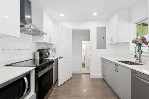 House in Cutler Bay, Florida 4 bedrooms, 149.76 sq.m. № 1954457 - photo 14