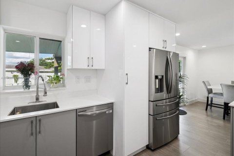 House in Cutler Bay, Florida 4 bedrooms, 149.76 sq.m. № 1954457 - photo 13