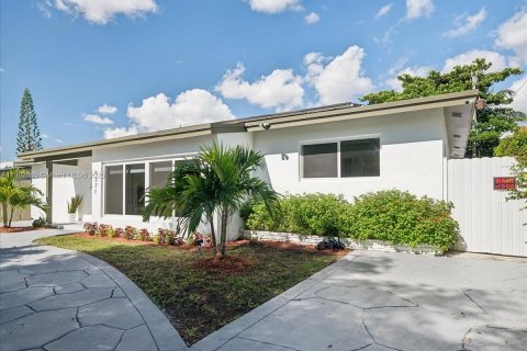 House in Cutler Bay, Florida 4 bedrooms, 149.76 sq.m. № 1954457 - photo 1