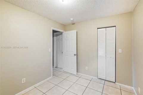 Villa ou maison à louer à North Lauderdale, Floride: 2 chambres, 78.97 m2 № 2168592 - photo 16