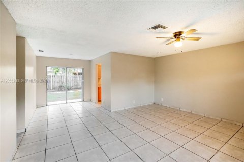 Villa ou maison à louer à North Lauderdale, Floride: 2 chambres, 78.97 m2 № 2168592 - photo 3