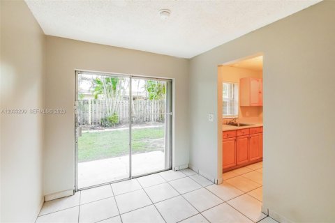 Villa ou maison à louer à North Lauderdale, Floride: 2 chambres, 78.97 m2 № 2168592 - photo 6