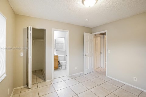 Villa ou maison à louer à North Lauderdale, Floride: 2 chambres, 78.97 m2 № 2168592 - photo 12