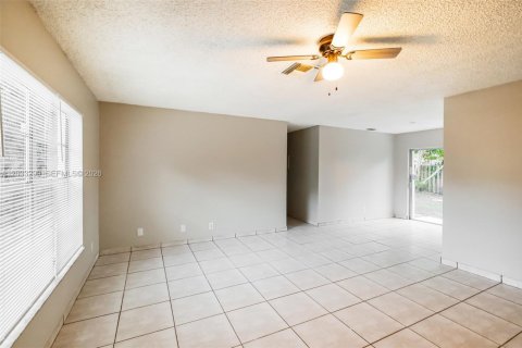 Villa ou maison à louer à North Lauderdale, Floride: 2 chambres, 78.97 m2 № 2168592 - photo 2