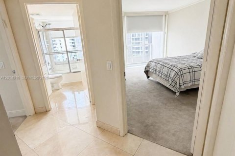 Condo in Aventura, Florida, 3 bedrooms № 2076381 - photo 16