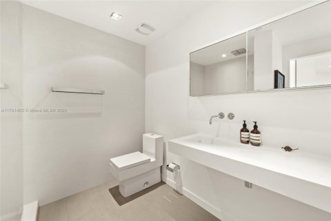 Condominio en venta en Miami, Florida, 2 dormitorios, 126.35 m2 № 1977115 - foto 3