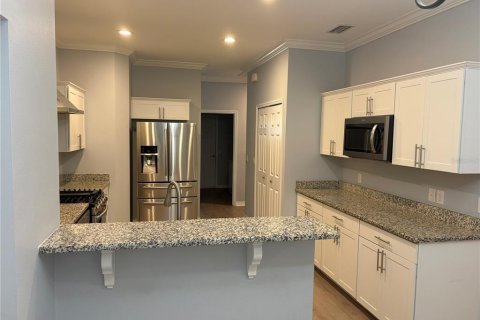 House in Winter Haven, Florida 4 bedrooms, 256.69 sq.m. № 2227965 - photo 11