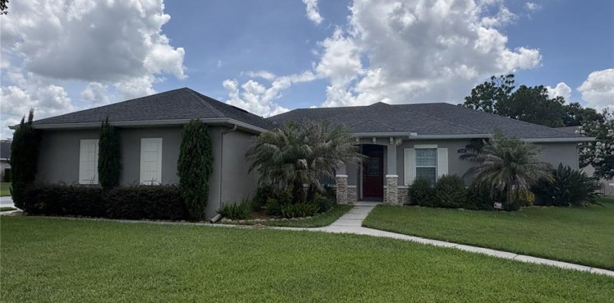 House in Winter Haven, Florida 4 bedrooms, 256.69 sq.m. № 2227965