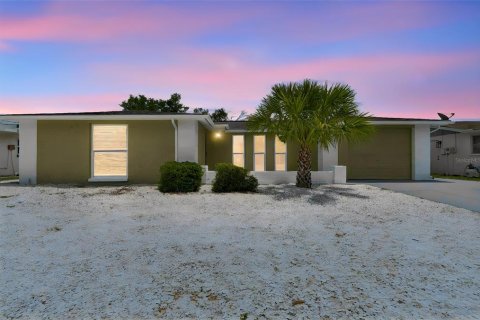 Casa en Port Richey, Florida 2 dormitorios, 133.78 m2 № 2195761