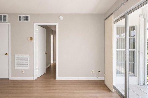 Condo in Oakland Park, Florida, 1 bedroom  № 2251172 - photo 3