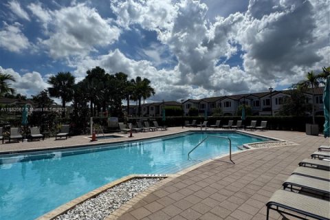 House in Homestead, Florida 3 bedrooms, 123.19 sq.m. № 1931759 - photo 28