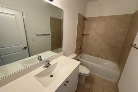 House in Homestead, Florida 3 bedrooms, 123.19 sq.m. № 1931759 - photo 11