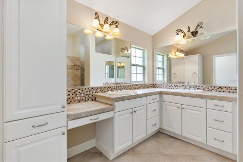 House in The Villages, Florida 3 bedrooms, 203.55 sq.m. № 1902675 - photo 19