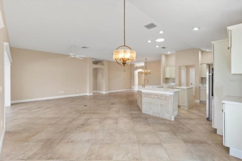 House in The Villages, Florida 3 bedrooms, 203.55 sq.m. № 1902675 - photo 12