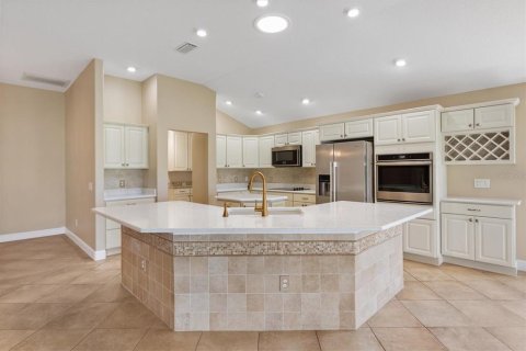 House in The Villages, Florida 3 bedrooms, 203.55 sq.m. № 1902675 - photo 16