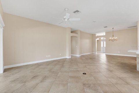 House in The Villages, Florida 3 bedrooms, 203.55 sq.m. № 1902675 - photo 11