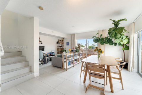 Condo in Miami Beach, Florida, 2 bedrooms  № 2042015 - photo 7