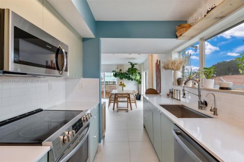 Condo in Miami Beach, Florida, 2 bedrooms  № 2042015 - photo 11