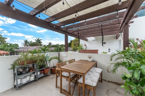 Condo in Miami Beach, Florida, 2 bedrooms  № 2042015 - photo 27