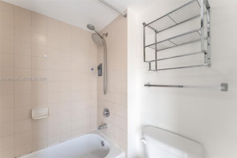 Condo in Miami Beach, Florida, 2 bedrooms  № 2042015 - photo 22