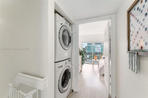 Condo in Miami Beach, Florida, 2 bedrooms  № 2042015 - photo 12