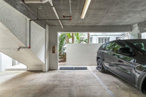 Condo in Miami Beach, Florida, 2 bedrooms  № 2042015 - photo 29