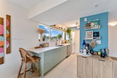 Condo in Miami Beach, Florida, 2 bedrooms  № 2042015 - photo 8