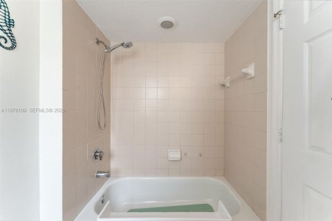 Condo in Miami Beach, Florida, 2 bedrooms  № 2042015 - photo 26