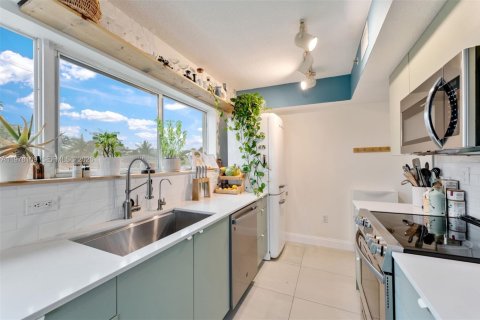 Condo in Miami Beach, Florida, 2 bedrooms  № 2042015 - photo 9