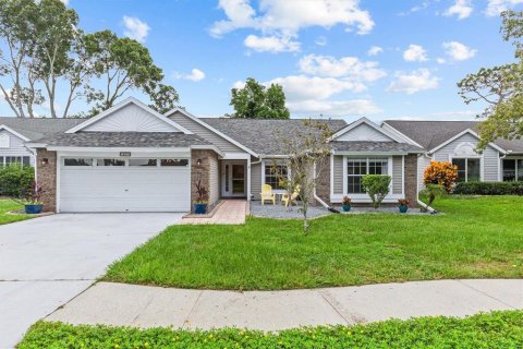 House in Tarpon Springs, Florida 4 bedrooms, 180.79 sq.m. № 1901340 - photo 1