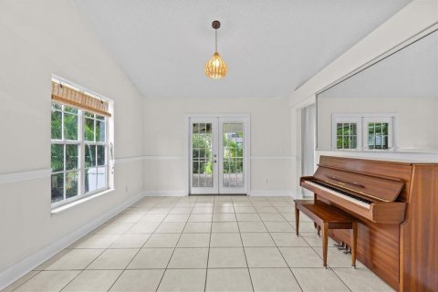House in Tarpon Springs, Florida 4 bedrooms, 180.79 sq.m. № 1901340 - photo 14