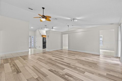 House in Tarpon Springs, Florida 4 bedrooms, 180.79 sq.m. № 1901340 - photo 6