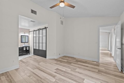 House in Tarpon Springs, Florida 4 bedrooms, 180.79 sq.m. № 1901340 - photo 18