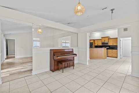 House in Tarpon Springs, Florida 4 bedrooms, 180.79 sq.m. № 1901340 - photo 15